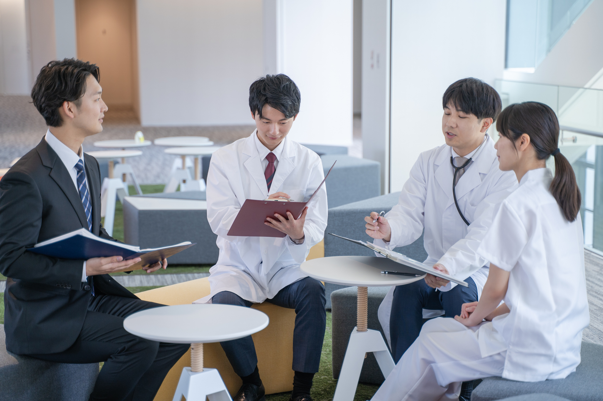 スタッフのミーティング風景の画像